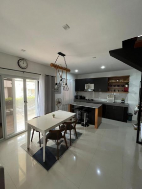 Charming 2BR Corner Home with relaxing Lanai Area